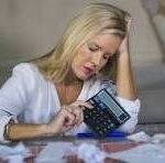 mujer de 40 años preocupada porque el dinero no llega cuando más lo necesita
