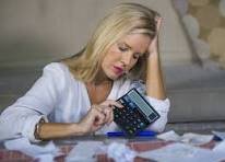 mujer de 40 años preocupada porque el dinero no llega cuando más lo necesita