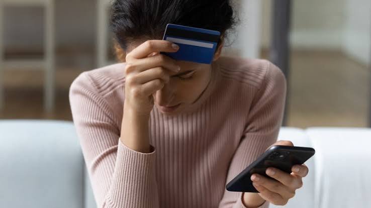 mujer revisando cuentas con ansiedad por una urgencia económica