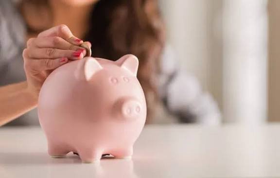 mujer de 40 años con calma respecto a su situación económica
